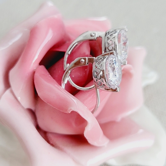 Stauer stunning sterling silver moissanite earrings - Picture 2 of 8